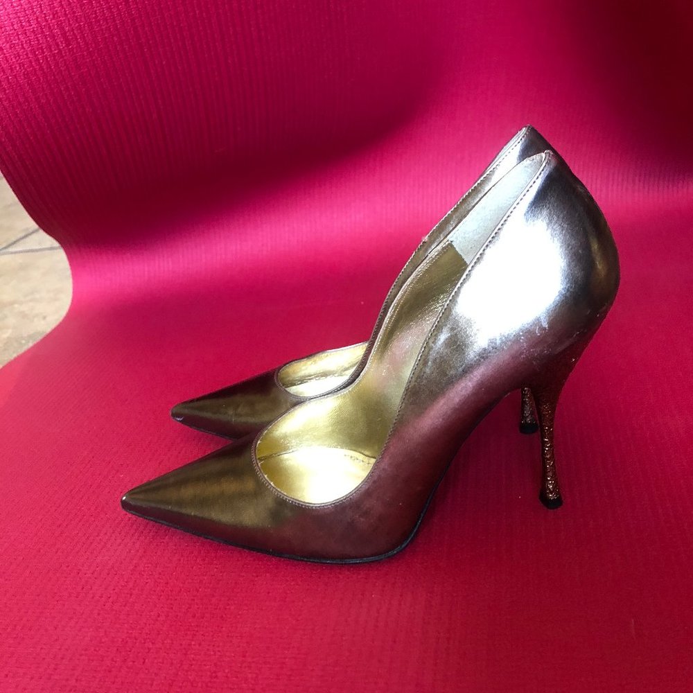 Dolce Gabbana heels in bronze color.